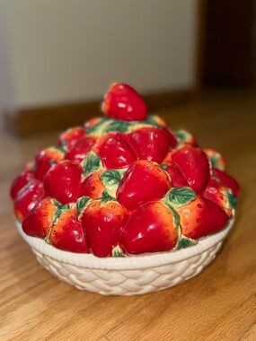 Cracker Barrel Old Country Store Strawberry Pie Baker with Lid